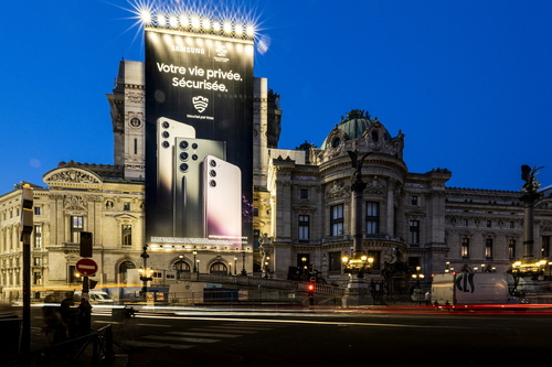삼성전자가 파리 오페라 가르니에 외벽에 마련된 갤럭시 옥외 광고에 '2030 부산 엑스포' 로고를 포함하고 박람회 유치 활동을 알리고 있다.