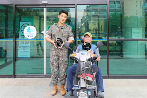 (왼쪽부터) KT 희망나눔인상 수상자 노대균, 문윤식 씨