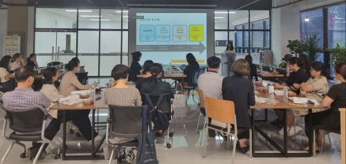 19일 열린 전남교육청 1기 학부모 진로진학 아카데미에서 강사가 대학입시 용어와 입시정보의 탐색방법에 대해 설명하고 있다/전남도교육청 제공