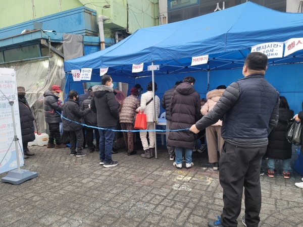 인천시(시장 유정복)는 6월 22일부터 25일까지 4일간, 중구 연안부두 인천종합어시장과 남동구 소래포구 전통어시장 2개소에서 국내산 수산물 당일 구매 금액의 30%, 1인 2만 원 한도 내, 온누리상품권을 지급한다.