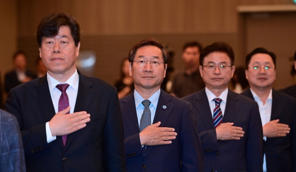 유정복 인천광역시장이 21일 더케이호텔서울에서 열린 '제56차 대한민국시도지사협의회 임시총회'에 참석하고 있다.