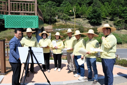 지난 19일 함평군의회 행정사무감사 특별위원회가 함평 천지다리 조성사업 현장을 찾아 사업추진 현황에 대한 점검을 하고 있다