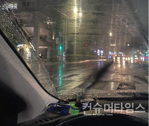 갑자기 내리는 비가 자동차 유리창을 가리고 있다. [사진 = 이찬우 기자]