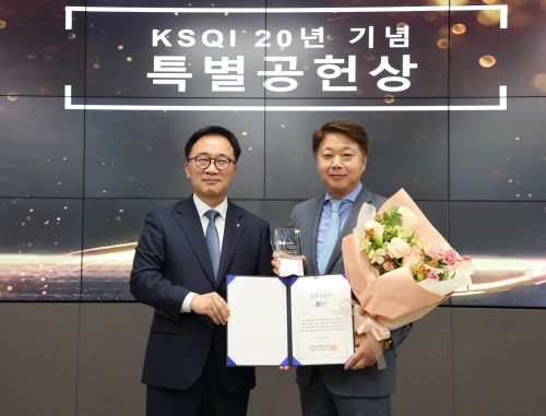 송봉섭 삼성전자서비스 대표이사(오른쪽)가 한수희 한국능률협회컨설팅 대표이사에게 '특별 공헌상'을 수여받는 모습