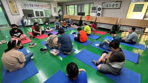 무안 자립원 이용자 15명을 대상으로 한의약 건강증진 프로그램인 '웃음 가득한 한방건강교실'을 운영한다/무안군 제공
