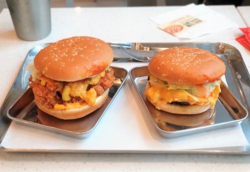 골든맥앤치즈 치킨버거(왼쪽)와 골든맥앤치즈 비프버거. [사진=안솔지 기자]