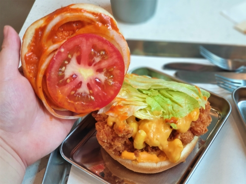 골든맥앤치즈 치킨버거. [사진=안솔지 기자]