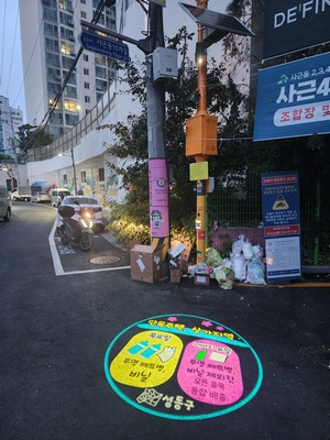 고보조명으로 재활용품 분리배출 방법을 안내하고 있는 모습.