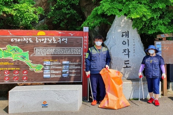 대이작도 해양보호구역 명예관리원 모습.(사진제공=한국어촌어항공단)