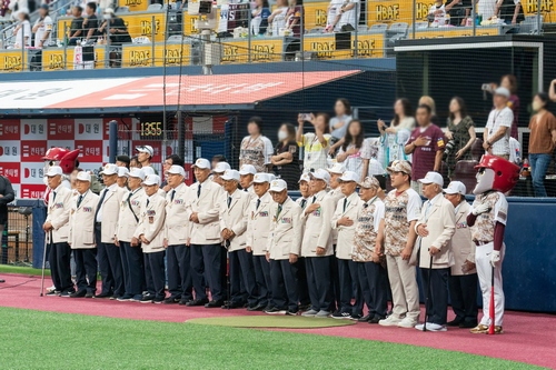 6·25 참전용사들이 지난 25일 고척 스카이돔에서 열린 '영웅을 향하여! Stand up for Heroes!' 행사에 참여하고 있다.
