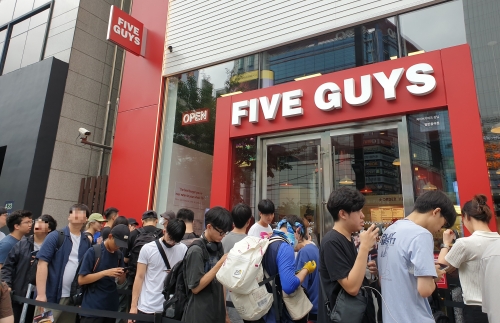 오픈 전부터 파이브가이즈 강남점 매장 앞에 고객들이 길게 줄을 선 모습. [사진=안솔지 기자]