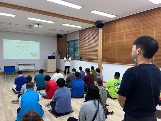 지난 26일 한국산림복지진흥원 국립장성숲체원(전남 장성군 북이면)에서 '2023년도 대학생 현장실습학기제' 실습생이 산림치유프로그램을 참관하고 있다. (사진제공=한국산림복지진흥원)