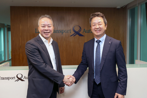 백정완 대우건설 대표이사 사장(오른쪽)과 응 랑 싱가포르 LTA 청장.