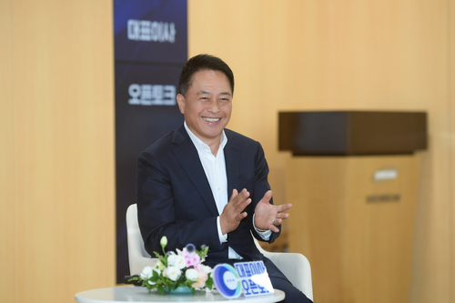 53주년 창립기념식 행사에 이어 진행된 오픈토크에서 최윤호 삼성SDI 대표이사 사장이 임직원 발언을 경청하고 있다.