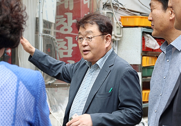 29일 박성효 소상공인시장진흥공단 이사장(가운데)이 울산 중구 태화종합시장을 방문하여 장마철 대비 안전 점검과 상인 애로사항을 청취했다.