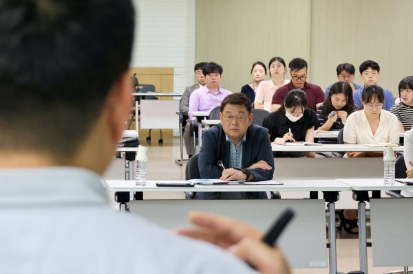 지난 28일 소진공 대전 본사에서 진행된 'SEMAS GPTalks' 학습성과 발표회에서 박성효 이사장이 발표자와 질의응답을 하고 있다.