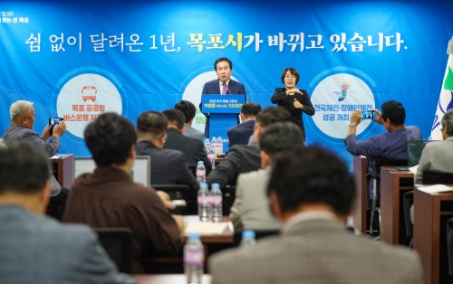 박홍률 목포시장은 3일 오전 시청 상황실에서 민선 8기 취임 1주년 기자회견을 열어 지난 1년 시정 성과를 공유하고 향후 역점시책을 설명하고 있다/목포시 제공