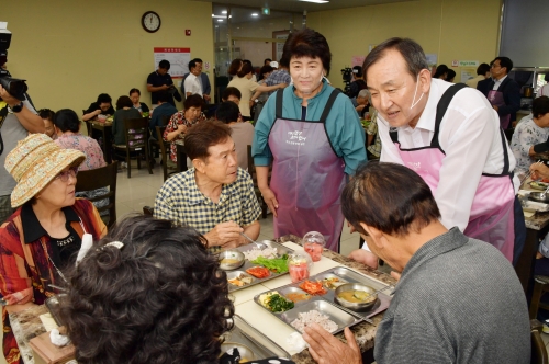 이병노 담양군수 노인복지관을 찾아 앞치마를 두르고 봉사 활동 하는 모습/담양군 제공