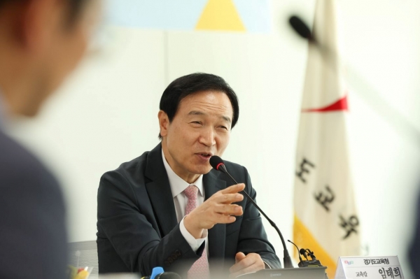 임태희 경기도교육감은 "인성교육은 중요한 시대정신"이라며 인성교육을 위해 부서의 경계를 넘는 협력이 필요하다고 강조했다.