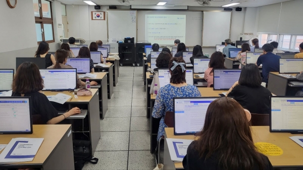 인천시교육청(교육감 도성훈)은 3일 서울시립대 입학처 관계자를 초청해 대입 수시모집 학생부종합전형 서류평가시스템을 활용한 실습 연수를 실시했다.