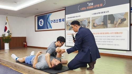 SK쉴더스가 경기 구리소방서 구급대원을 대상으로 응급구조 현장에서 발생하는 폭행 상황 대응 능력 강화를 위한 호신술 교육을 진행하고 있는 모습.