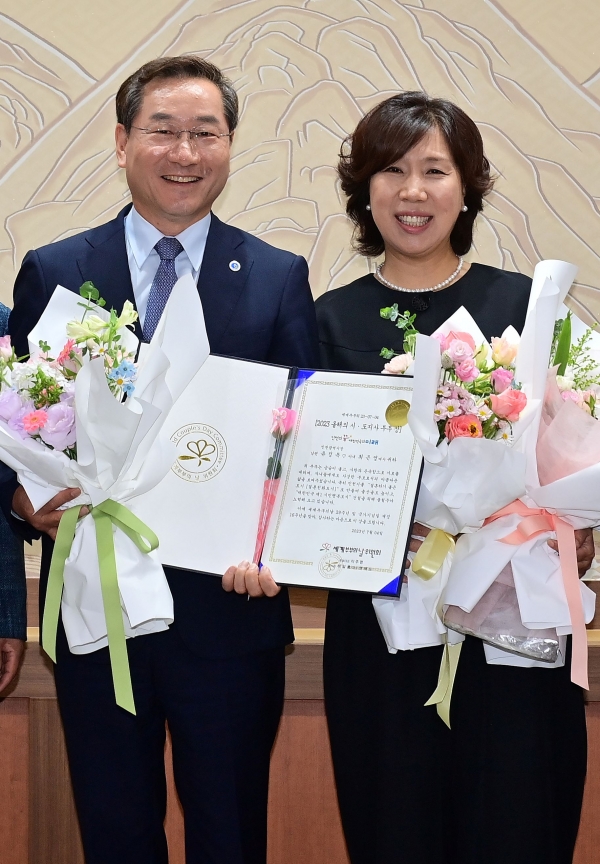 유정복 인천광역시장과, 부인 최은영 여사가 4일 시청 대접견실에서 2023 올해의 시ㆍ도지사 부부상을 수상하고 기념촬영을 하고 있다.