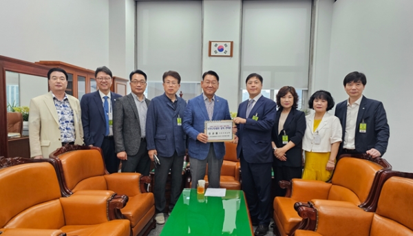 인천시는 지난 3일 유정복 인천광역시장이 국회에서 개최된 국민의 힘과의 예산정책협의회 시 윤재옥 국민의힘 원내대표에게 인천고등법원 관련 법률안의 국회 조속 통과를 촉구하는 건의서를 전달하고 김도읍 법제사법위원장을 만나 고등법원 유치에 대한 적극적인 협조를 요청했다.