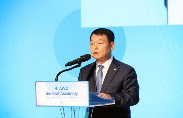 한국수자원공사 윤석대 사장이 7월 6일 경기도 화성시 K-water 송산글로벌교육연구센터에서 진행된 아시아물위원회(이하 AWC) 제4차 총회에 참석하여 개회사를 진행하고 있다. 이번 회의는 코로나19 이후 최초로 개최되는 오프라인 총회로 중국, 인도네시아, 태국, 필리핀 등 아시아 주요국가 및 GCF, OECD, GWP 등 국제기구를 포함, 물 분야 관계자 등 50개국 200명 이상이 참석하였으며, 그간의 AWC 활동과 미래 비전을 공유하고, 워터프로젝트 성과 및 협력사업 현황, 향후 전략 방향 등이 논의되었다. 윤석대 사장은 아시아 물 문제 해결을 위한 협력 강화 필요성을 강조하며, "전 세계가 물 문제를 주목하고 있는 지금, 한국수자원공사는 AWC 의장기관이자 물 분야 선도기업으로서 우리기술을 활용하여 글로벌 물 문제 해결에 적극 협력하고, AWC 등 글로벌 네트워크를 활용하여 녹색산업 수출을 적극 지원하며 우리 기업의 세계진출을 위한 교두보 역할에 최선을 다하겠다"라고 밝혔다.