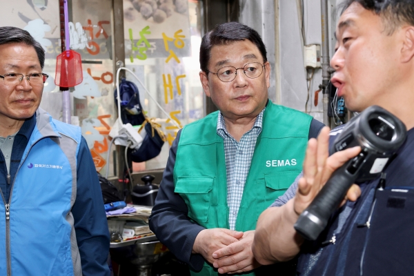 6일 박성효 소상공인시장진흥공단 이사장(가운데)이 대전 송강시장을 방문하여 한국가스기술공사 조용돈 사장(왼쪽)과 수해대비 합동점검을 하고 있다.