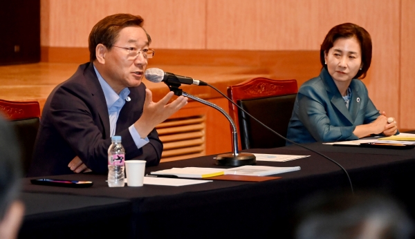 유정복 인천광역시장이 11일 연수구 갯벌타워에서 열린 '7월 확대간부회의'에서 세계 10대 도시를 위한 시정현안을 점검하고 있다.