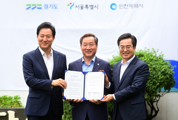 유정복 인천광역시장이 11일 수원시 도담소에서 열린 '수도권 공동생활권 협력을 위한 경기-서울-인천 업무협약식'에서 오세훈 서울시장, 김동연 경기도지사와 기념촬영을 하고 있다.