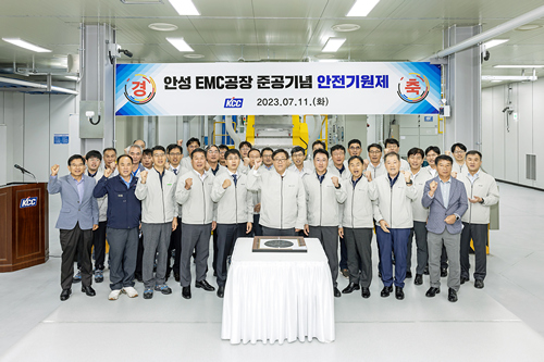 정몽진 KCC 회장을 비롯한 임직원들이 안성 EMC 공장 준공기념 행사에서 기념촬영을 하고 있다.