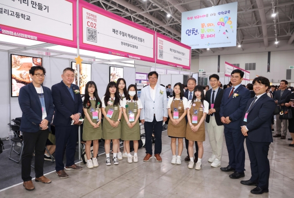 도성훈 인천시교육감은 12일 송도컨벤시아에서 열린 2023 인천 청소년 진로박람회 개막식에 참석해 전시장을 둘러보고 학생들을 격려했다.