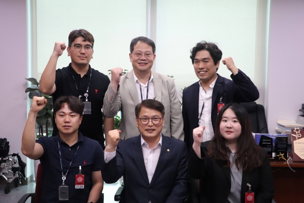 국민의힘 이종성 국회의원(앞줄 가운데), 정승문 보건복지부공무원노동조합 국립재활원지부장(뒷줄 오른쪽부터), 이왕재 위원장 및 MZ세대 조합원들과 함께 간담회를 마친 후 파이팅 구호를 외치며 기념촬영을 하고 있다.(사진제공=보건복지부공무원노동조합)