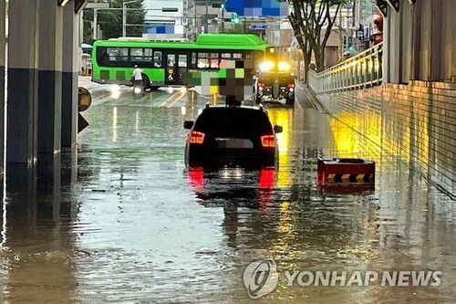 지난 11일 오후 경북 경산시 옥산동 한 지하차도가 집중호우로 침수돼 차량이 물에 잠겨 있다.