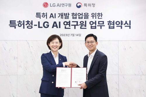 (왼쪽부터)이인실 특허청장, 배경훈 LG AI연구원장.