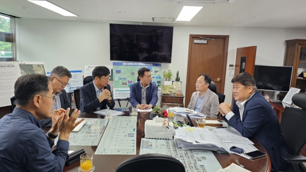 한국광해광업공단(KOMIR) 강철준 본부장(우측에서 세 번째)와 이상호 태백시장(우측에서 첫 번째)가 태백시 광해방지사업 현안 해결을 위한 간담회에 참석했다.