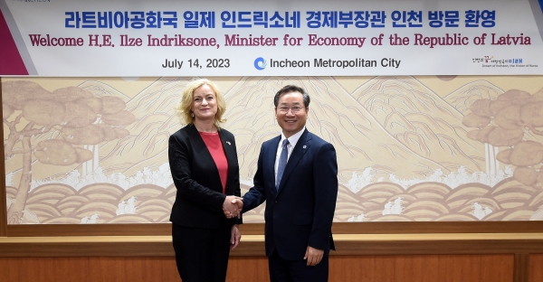 유정복 인천광역시장이 14일 시청 대접견실에서 일제 인드릭소네(Ilze Indriksone) 라트비아 경제부장관 접견을 마치고 기념촬영을 하고 있다.
