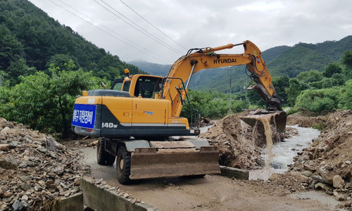 지난 2020년 8월 수해 복구 현장에 투입된 HD현대건설기계 굴착기의 모습.