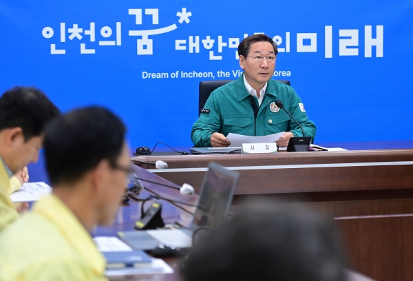 유정복 인천광역시장이 17일 시청 재난안전대책본부에서 열린 집중호우 대처 중앙재난안전대책본부 회의에 참석하고 있다.