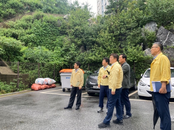 경기도교육청(교육감 임태희)은 18일 수원시에 위치한 광교호수초등학교와 광교호수중학교를 찾아 장마철 집중호우에 대비한 안전상황을 점검했다.