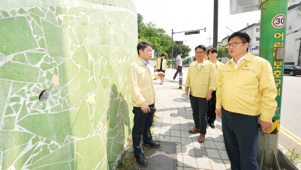 도성훈 인천시교육감은 21일 천마초등학교 현장을 찾아 학교 옹벽 등 붕괴위험이 있는 시설을 점검했다.