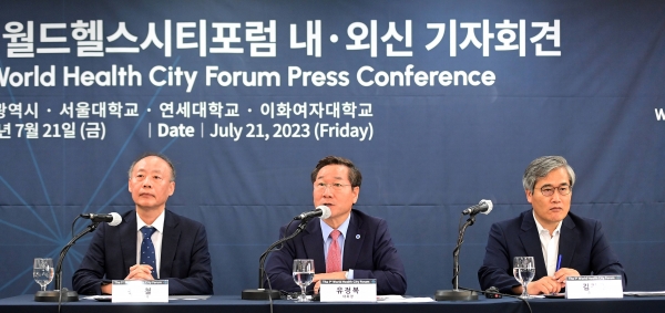 유정복 인천광역시장이 21일 한국프레스센터 외신기자클럽에서 열린 '제1회 월드헬스시티포럼 내ㆍ외신 기자회견'에서 질의에 답변하고 있다.