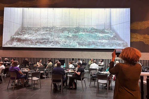 지난 19일(현지시간) 미국 뉴욕시 링컨센터 데이비드 루벤스타인 아트리움(David Rubenstein Atrium) 내 디지털 월에 설치된 디스트릭트의 '웨이브' 전시[사진 = SK]