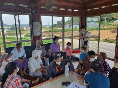 고창군보건소 관계자가 경로당 폭염대비 교육을 하고 있다/고창군 제공