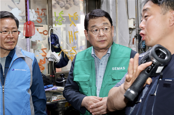 지난 7월 6일,대전 송강전통시장에서 한국가스기술공사 조용돈 사장과 함께 수해대비 합동점검에 나선 박성효 소진공 이사장