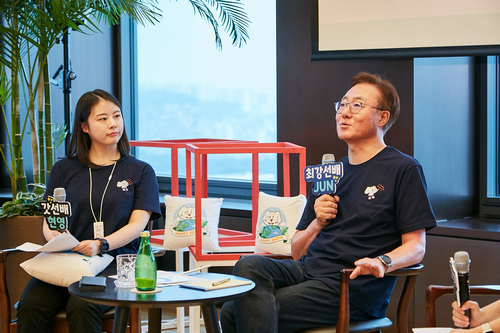 김준 SK이노베이션 부회장(오른쪽)이 지난 24일 서울 종로구 SK서린빌딩에서 열린 신입사원과의 대화자리에서 질문에 대한 답변을 하고 있다.