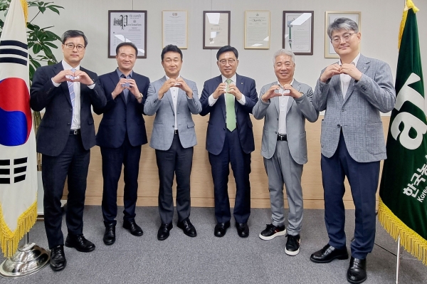 한국농수산식품유통공사 김춘진 사장(우측3번째), 김규환 사단법인 재일한국농식품연합회 회장(좌측3번째)