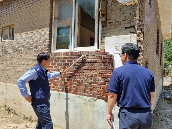 한국가스안전공사(사장 임해종)는 27일 집중호우로 많은 피해를 입은 경북 예천군을 방문해 현장 안전점검을 실시하고 수해복구 구호품을 전달했다.