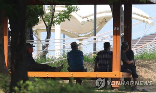 폭염경보가 발효된 26일 오후 시민들이 그늘 아래서 쉬고 있다.